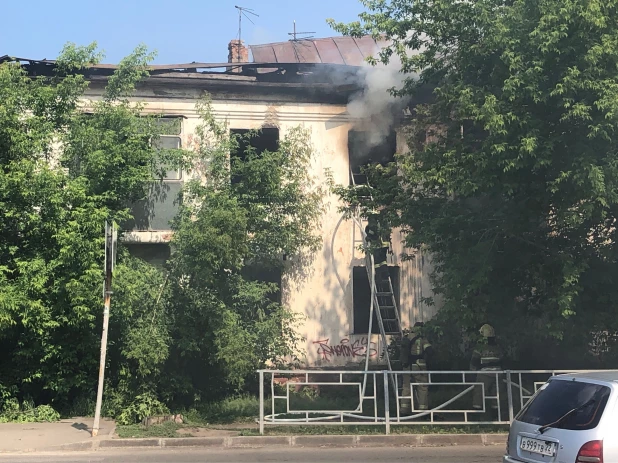 Пожар в нежилом доме. Огонь. Пожар.