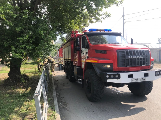 Пожар в нежилом доме. Огонь. Пожар.