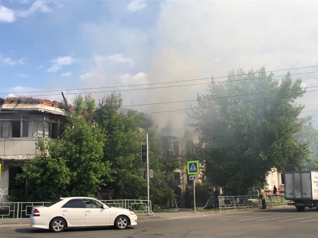 Пожар в нежилом доме. Огонь. Пожар.