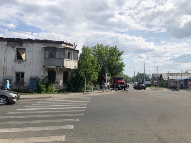 Пожар в нежилом доме. Огонь. Пожар.