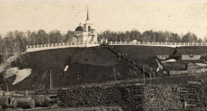 Вид на нагорную церковь от реки Барнаулки у лесопильного завода, дата фото не указана.