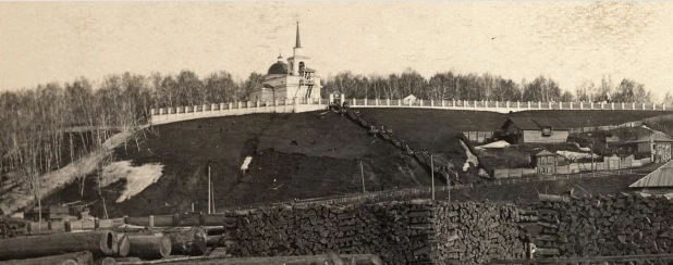 Вид на нагорную церковь от реки Барнаулки у лесопильного завода, дата фото не указана.