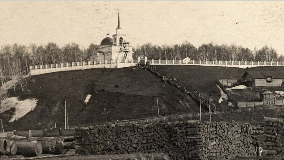 Вид на нагорную церковь от реки Барнаулки у лесопильного завода, дата фото не указана.