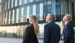 Люди, здание.