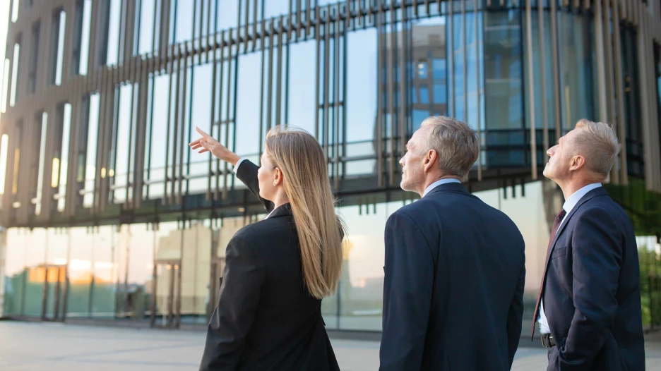 Люди, здание.