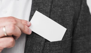 Мужчина с визиткой.