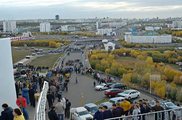 Нейросеть нарисовала сюрреалистичный Нагорный парк. 