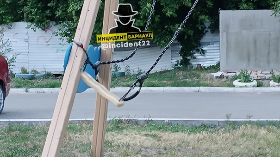 Качели под замком на Петра Сухова во дворе дома 32. 