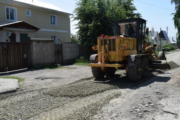 Ремонт дорог в пригороде Индустриального района Барнаула.