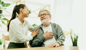 Девушка с пожилым мужчиной.