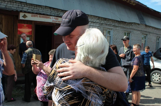 Проводы на службу у комиссариата. 