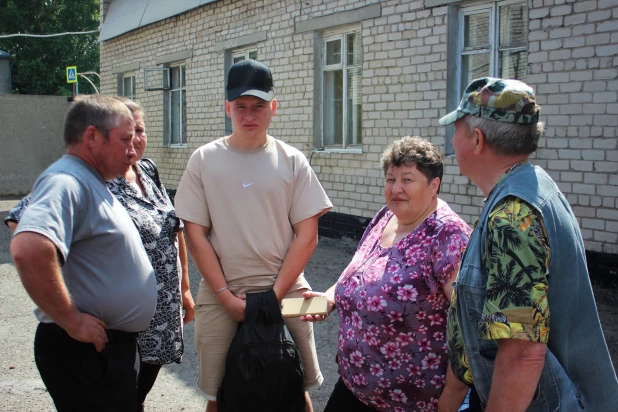 Проводы на службу у комиссариата. 