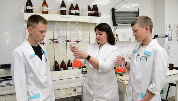 Школьников устраивают на подработку на пивоваренный завод в Барнауле.