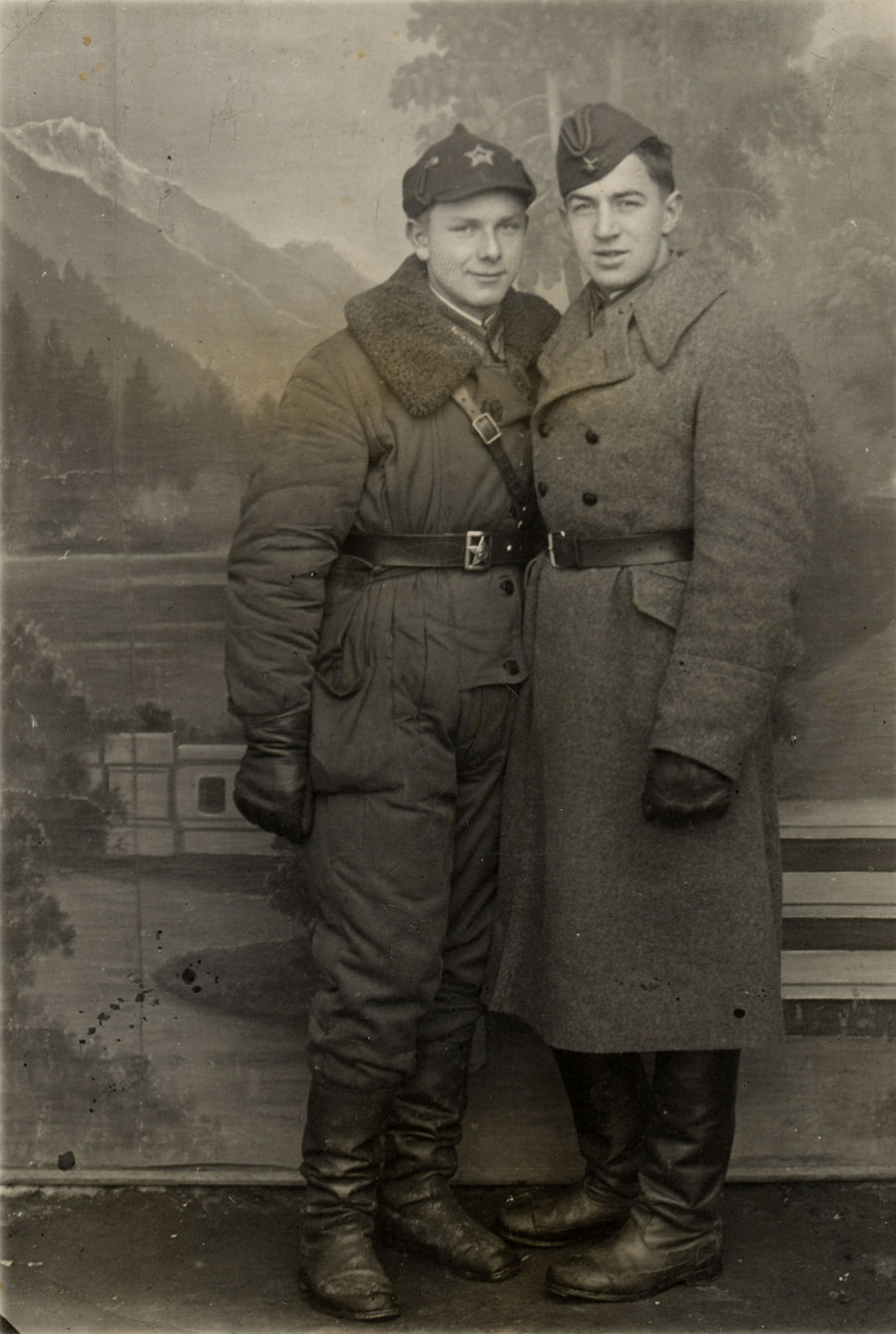Иван Гулькин (слева) с другом. Майкоп, 1944 год.