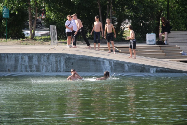 Барнаульцы в парке "Изумрудный".