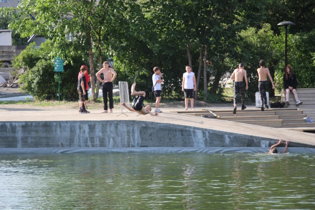 Барнаульцы в парке "Изумрудный".