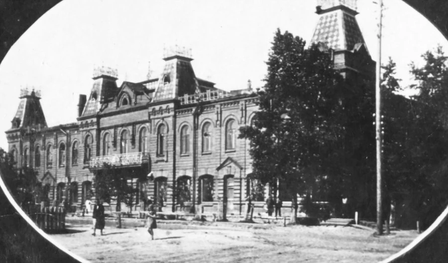 Здание Барнаульского медицинского техникума, дата фото не указана.