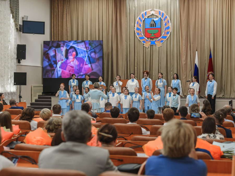 Барнаульский детский хор под руководством Инессы Грицай.