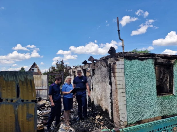 Двое гостивших у бабушки детей сгорели в страшном пожаре в Алтайском крае.