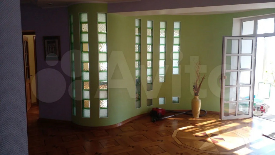 Пятирешку с огромным зеленым залом продают за 19 млн рублей в Барнауле 