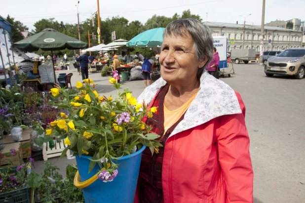 Базар на площади Спартака