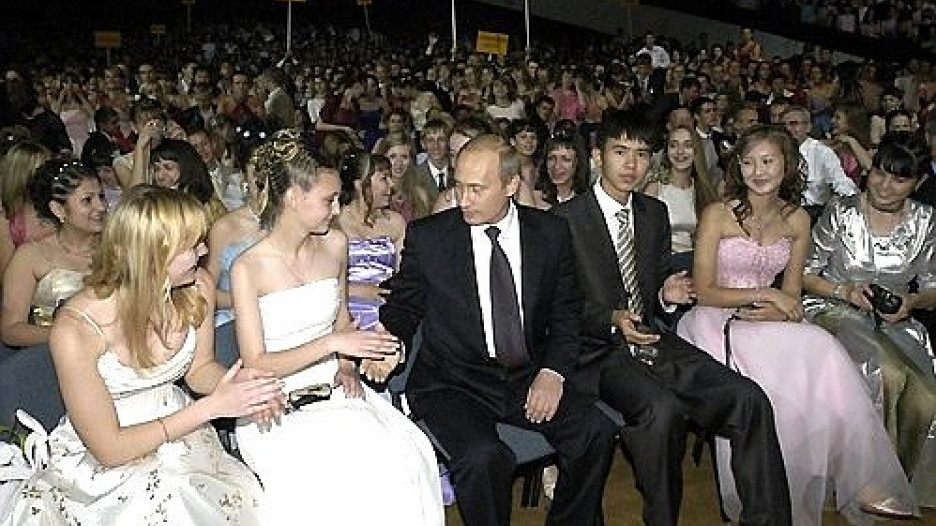 Владимир Путин поздравил выпускников с окончанием школы.