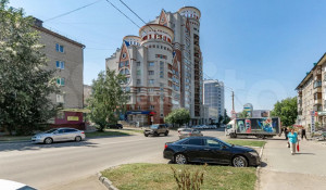 Трешку продают в знаменитом инопланетном доме за 11 млн рублей в Барнауле