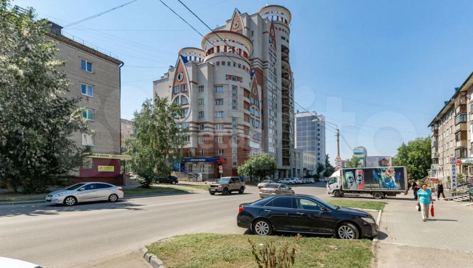Трешку продают в знаменитом инопланетном доме за 11 млн рублей в Барнауле