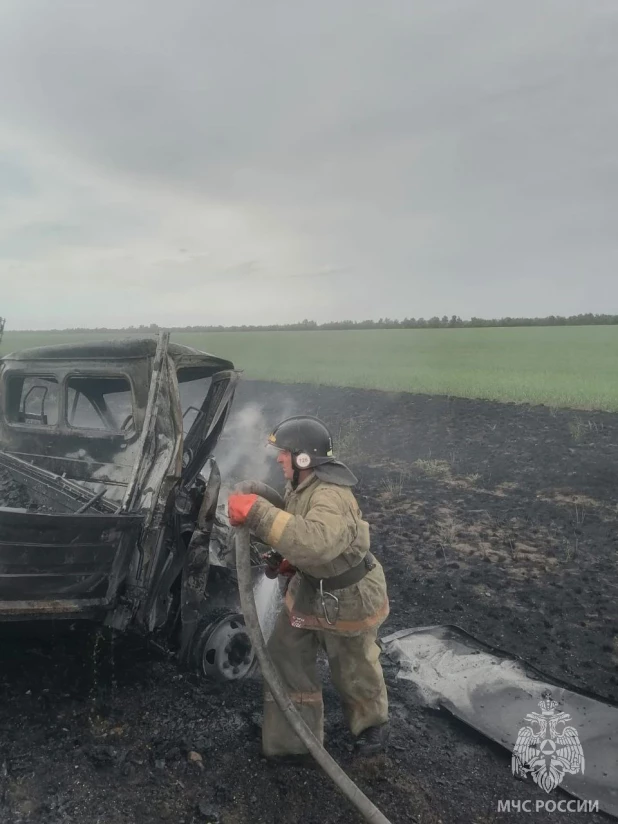 Один человек погиб из-за воспламенения двух "Газелей" на Алтае.