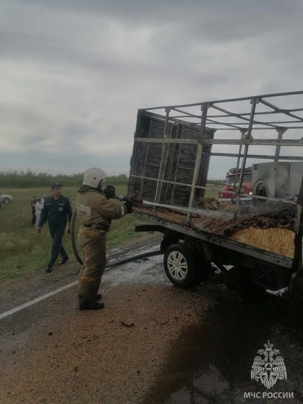 Один человек погиб из-за воспламенения двух "Газелей" на Алтае.