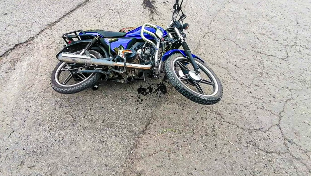 Несовершеннолетнего мотоциклиста сбили в селе Лебяжье. 