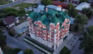 Просторную трешку в элитном клубном доме продают за 9,5 млн рублей в Барнауле