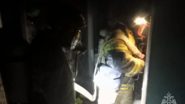 Пожарные эвакуировали 37 человек из горящей многоэтажки в Бийске