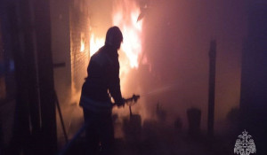 Сразу два крупных пожара произошли ночью в алтайском городе.