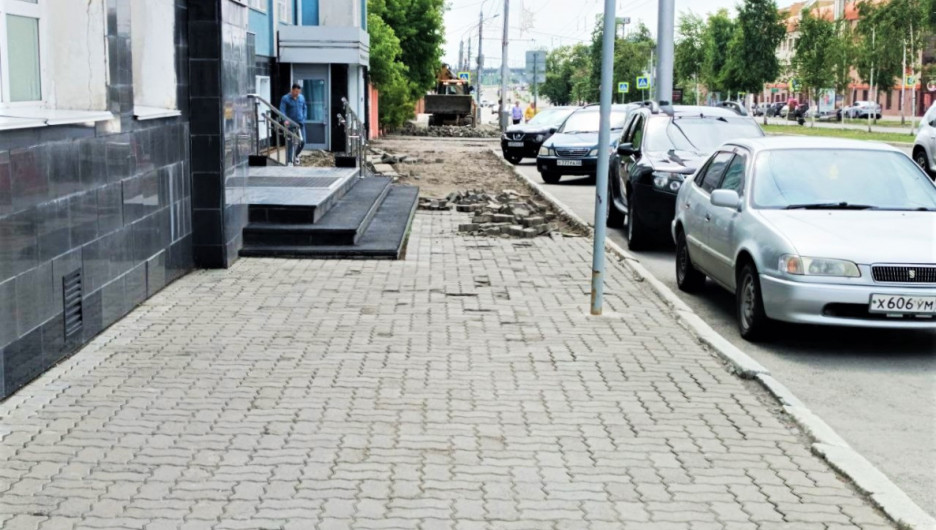 Пешеходный тротуар обновляют по пр. Ленина.