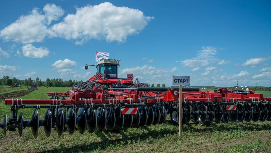 Ростсельмаш представил на агрофоруме электронные системы в работе — на поле и на стенде.