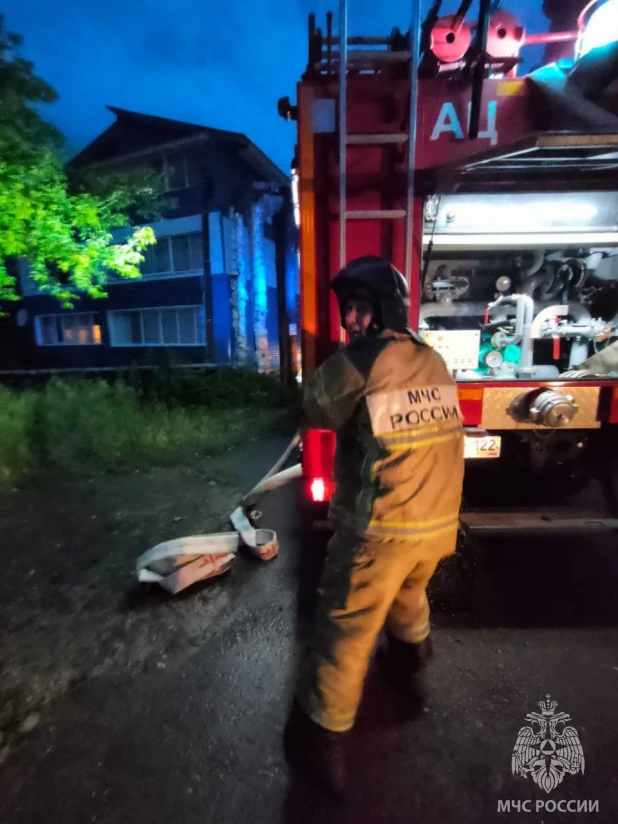 Пожар в трехэтажном доме в Барнауле