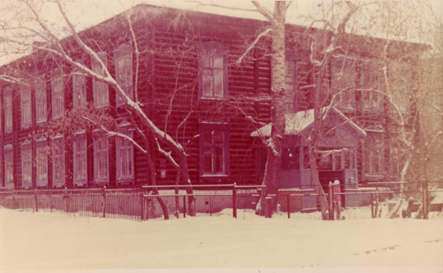 Старое здание школы на пересечении ул. Пионеров и пр. Калинина. 