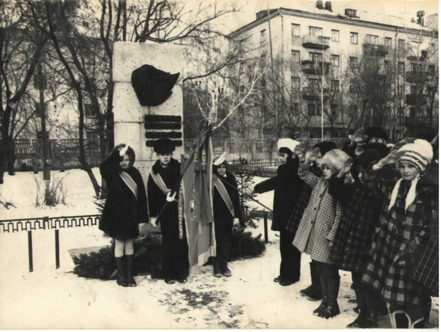 Школьники у памятника Зои Космодемьянской. 