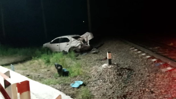 Автомобиль попал под колеса грузового поезда в Алтайском крае.