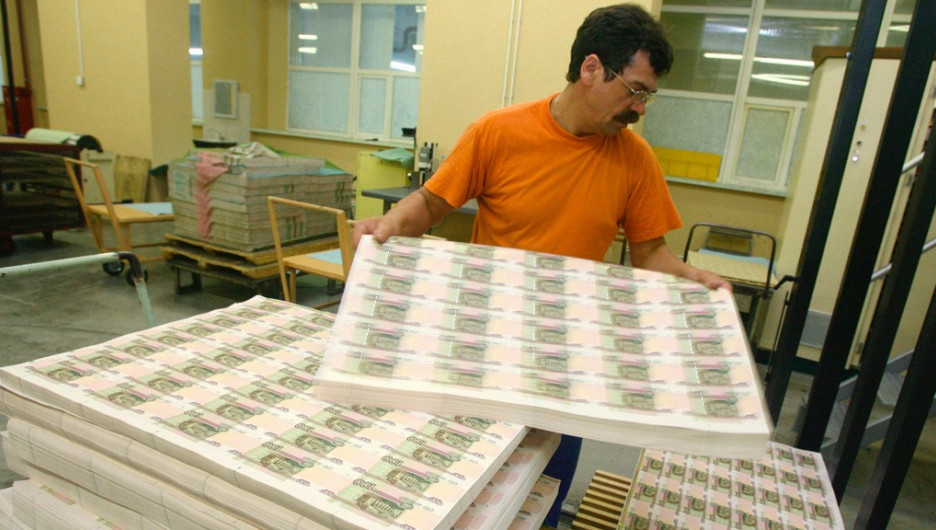 В алтайские банки поступила первая партия новых 100-рублевок. Как они выглядят и каковы на ощупь