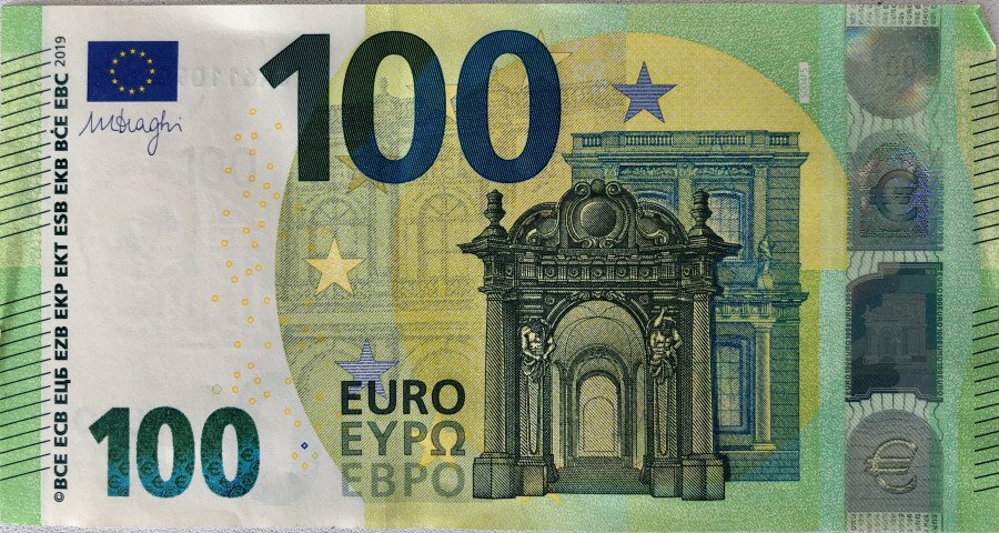 Банкнота 100 евро.