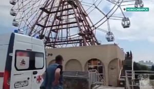 Люди застряли на колесе обозрения в Новосибирске.