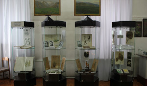 Экспонаты, посвященные Карлу Ледебуру, Александру Бунге и Карлу Майеру в Алтайском государственном краеведческом музее.