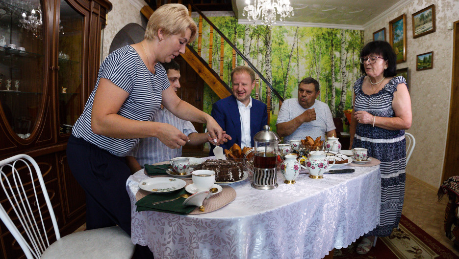 Губернатор Томенко зашел в гости к семье пенсионеров, отметивших 50 лет совместной жизни