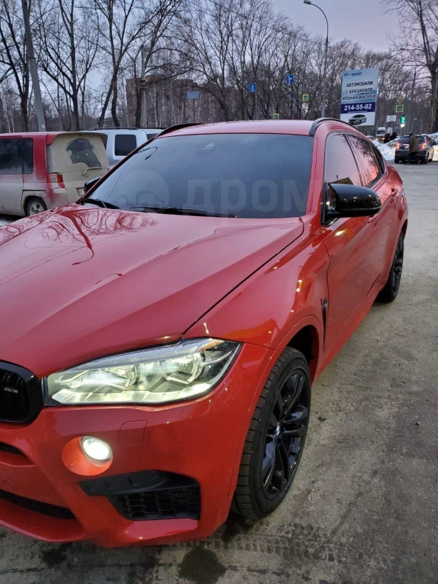 Спортивный BMW X6 ярко-красного цвета продают за 4 млн рублей