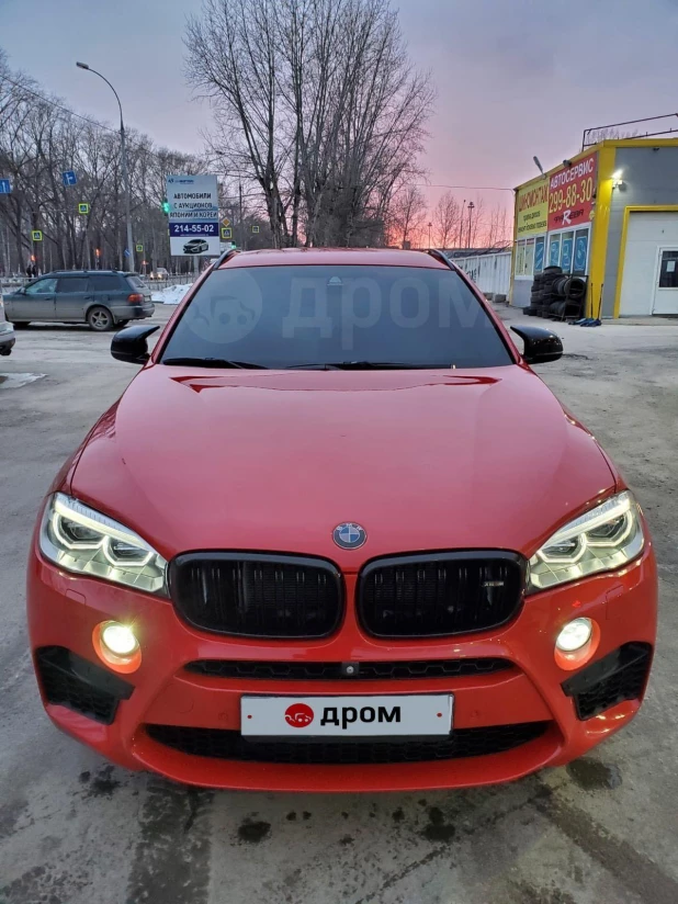 Спортивный BMW X6 ярко-красного цвета продают за 4 млн рублей