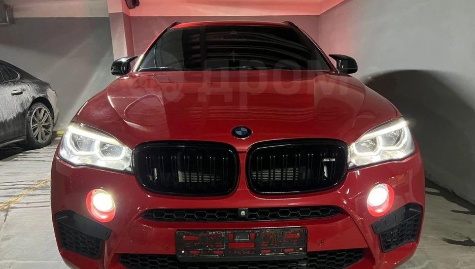 Спортивный BMW X6 ярко-красного цвета продают за 4 млн рублей