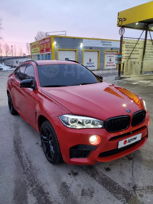 Спортивный BMW X6 ярко-красного цвета продают за 4 млн рублей