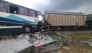 Грузовой поезд столкнулся с автобусом.